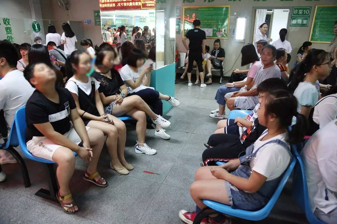 现在医院给小孩测视力背后的真相,一家六个孩子全部近视