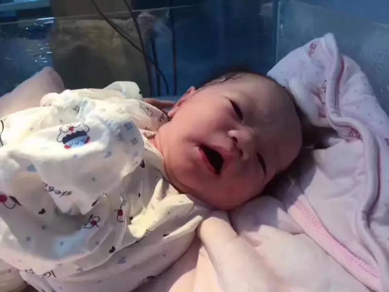 手术紧张到发抖,助产护士全程半跪