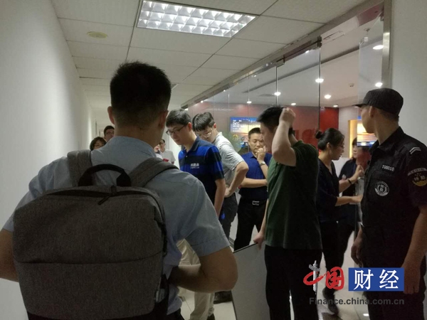 信达澳银基金子公司陷兑付风波数十位投资人拉横幅维权