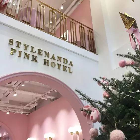 这些衣服太好看每件都想买，老板能预支下月工资不？