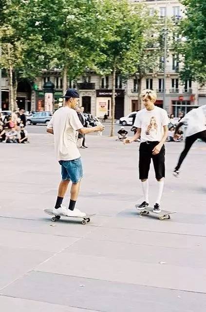 牛仔短裤怎么穿好看,牛仔短裤怎么穿比较好看