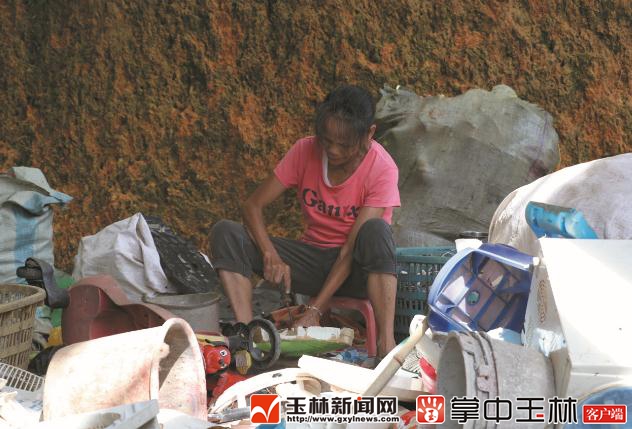 车祸父亲当场去世6岁女儿获救,父亲车祸去世母亲找外公求助后续