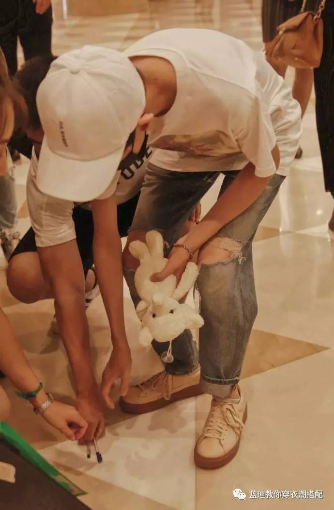 王源演唱会穿秀禾服,王源沸腾之夜黑西装