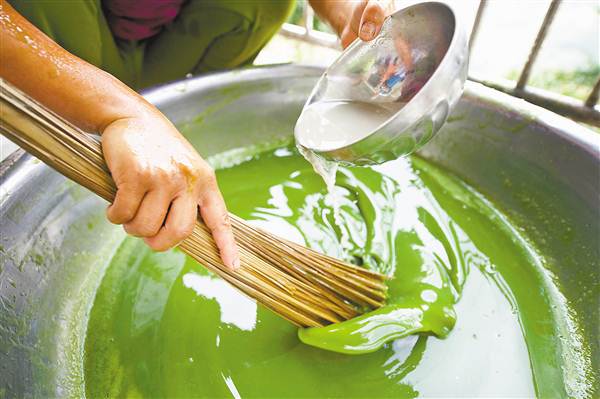 田坝村的村民要发“树叶财”就差一个手工作坊