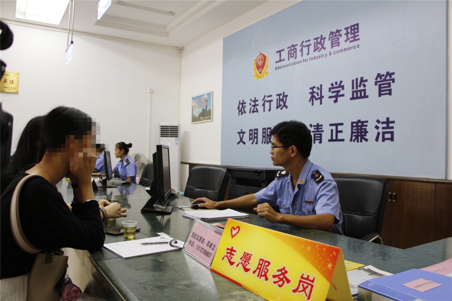 以抽奖送礼品诱导消费者充值,聚会送礼品诱导消费是否合法