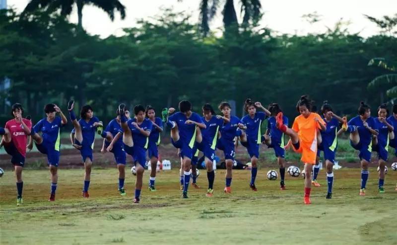 这群15岁就会结婚的女孩，一边捡垃圾一边踢球，竟连续三年勇夺世界冠军