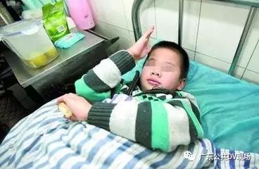 4岁儿童模仿倒霉熊撑伞从26楼跳下,小孩子模仿熊出没危险动作