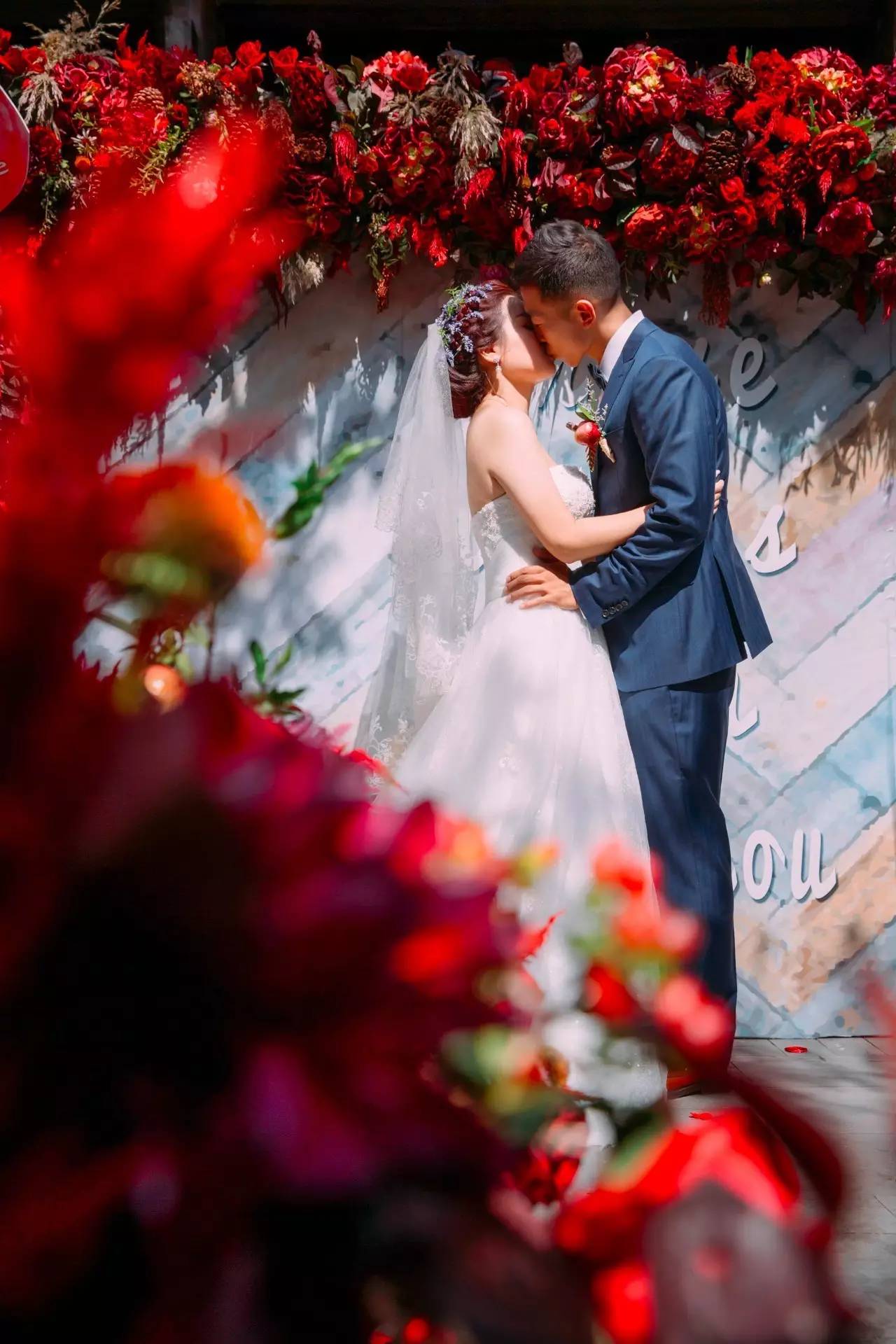 庭院婚礼中式红色系,红蓝撞色庭院中式婚礼