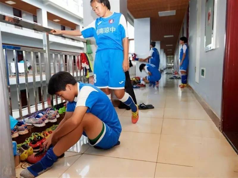 这群15岁就会结婚的女孩，一边捡垃圾一边踢球，竟连续三年勇夺世界冠军