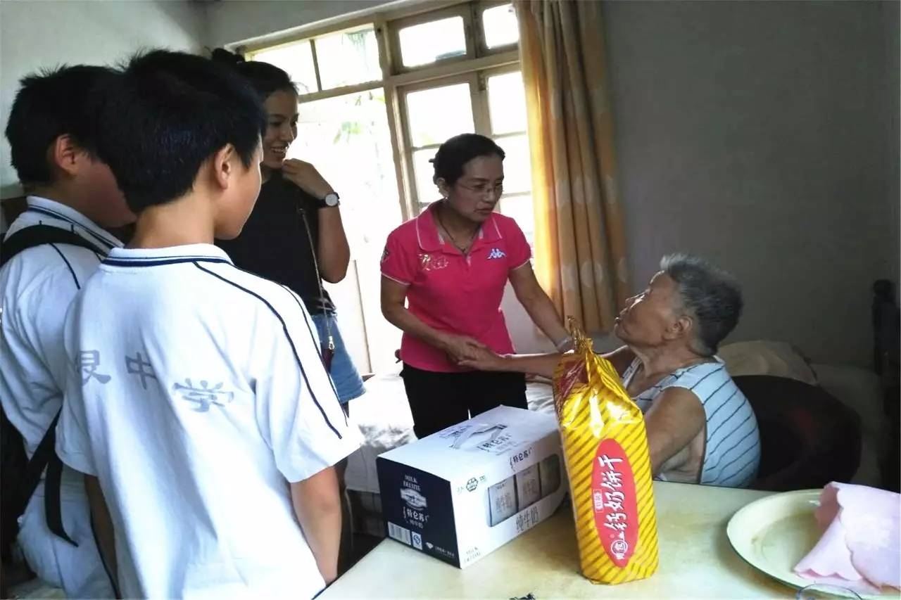 为关爱老人的小伙子点赞,关爱老人为村两委点赞