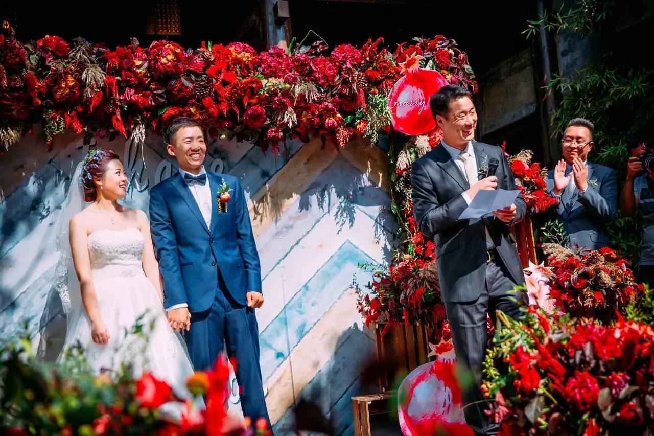 庭院婚礼中式红色系,红蓝撞色庭院中式婚礼