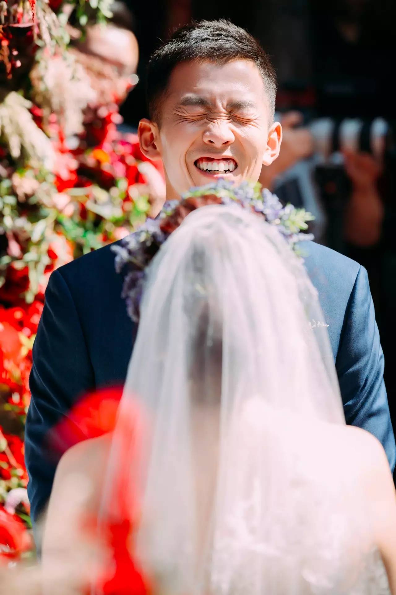 庭院婚礼中式红色系,红蓝撞色庭院中式婚礼