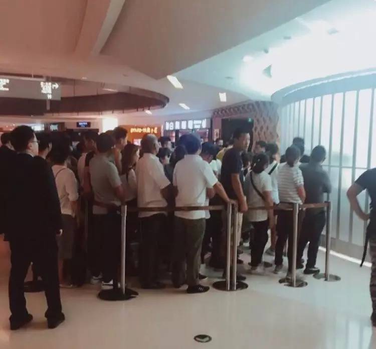 册那！国金中心LadyM一大早就排队5小时，一个2000多的价目表居然是假的……