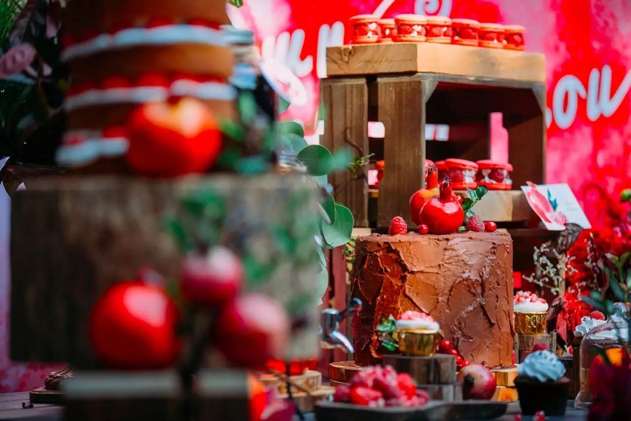 庭院婚礼中式红色系,红蓝撞色庭院中式婚礼