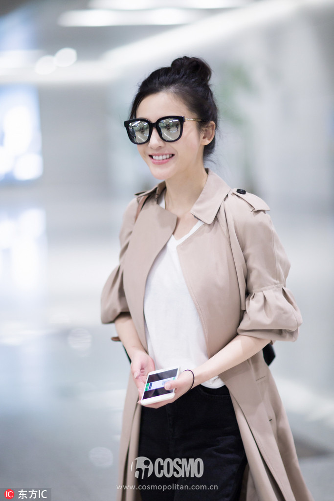 刚买完周冬雨的条纹西服,我又盯上了高圆圆的薄风衣