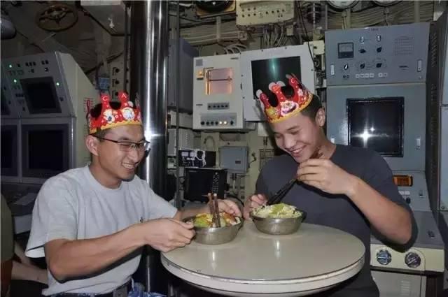 中国军兵的伙食,现在中国潜艇官兵每天的伙食标准