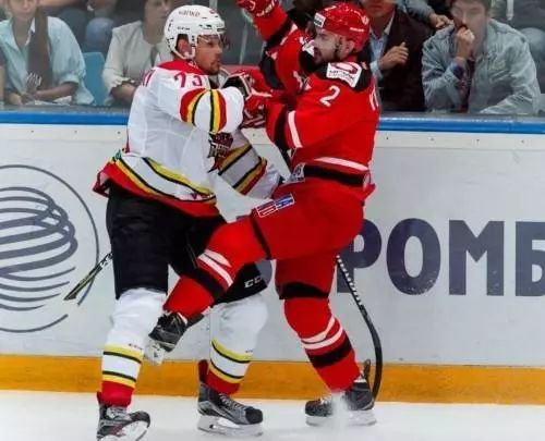 冰球撞人犯规吗,冰球越位线是什么