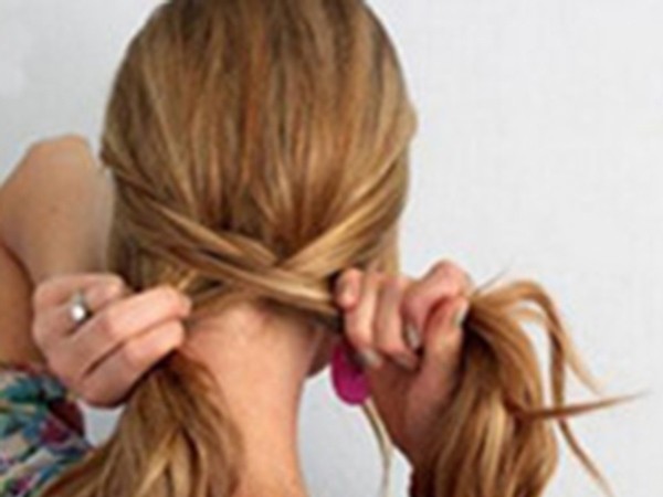 鱼骨辫半扎发编发教程简单好看,侧编刘海编发教程简单又好看