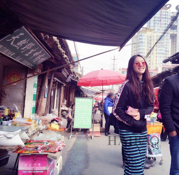 “美人鱼”专属夏日青春气息！「报君潮流眼」之林允：穿上粉红小礼裙，化身灵动潇洒的白日梦女！