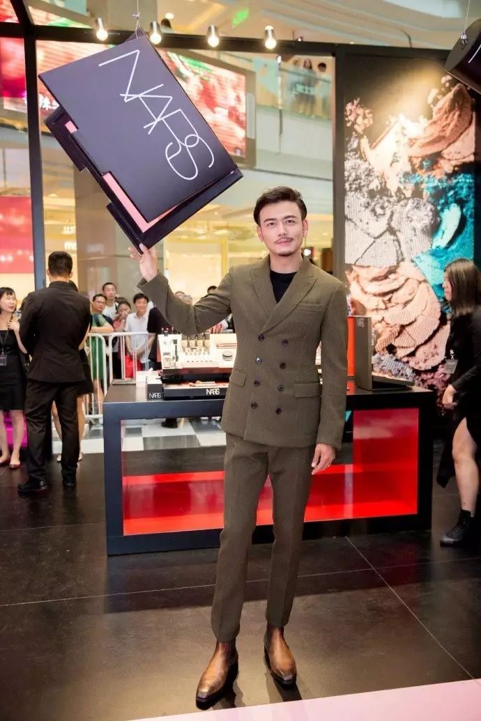 “老司机”NARS开车进北京｜登陆SKP再留情！腮红口红“污”到没眼看，底妆系列也玩“假正经”？