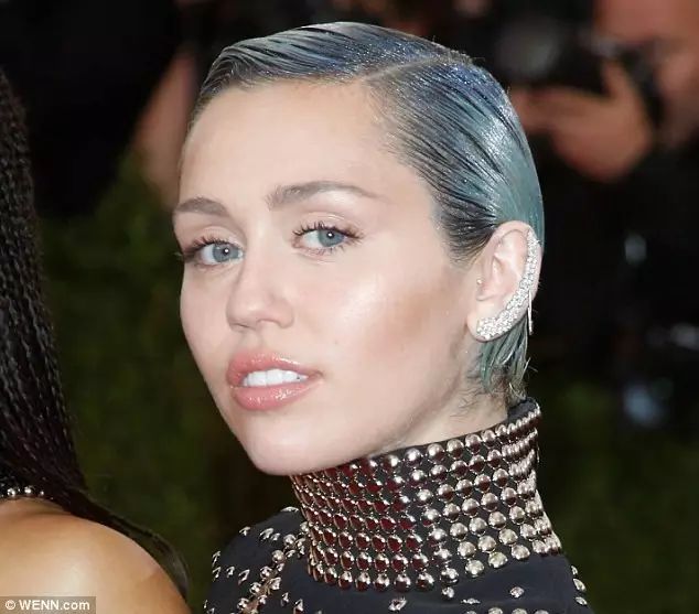 染发完长出黑头发怎么处理,染发后长出黑发怎么扎