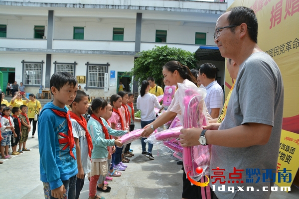 广东南国鼎峰集团到册亨捐助岜凡小学10万元物品现金爱心获称赞