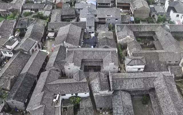 你绝对想不到，在一个唐朝古镇里，藏着大师王灏操刀的纯木客舍！