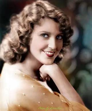 头发怎么弄卷发会持久,适合头发少且减龄的卷发