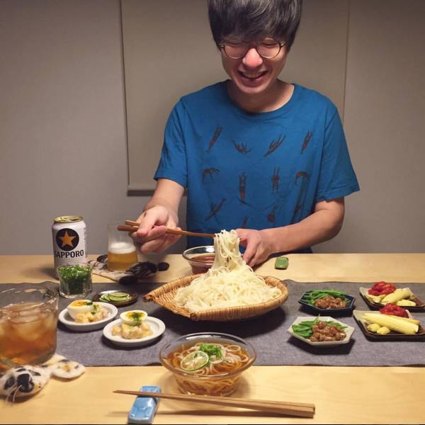 又双叒叕有一对日本小夫妻来花式撒狗粮了！只有吃到恋人用心做出的料理时才会笑得这么甜吧！