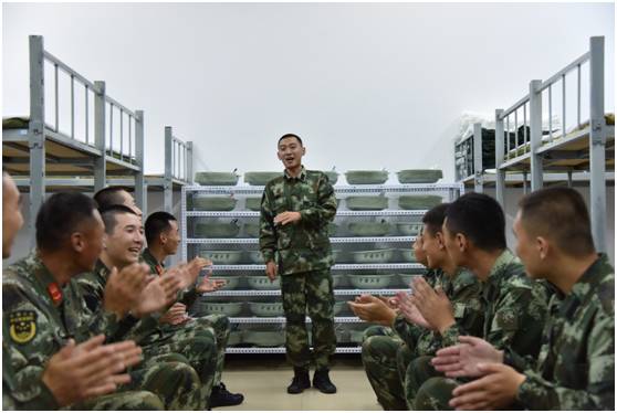 00后军人小哥哥变装,怎么成为帅气的兵哥哥