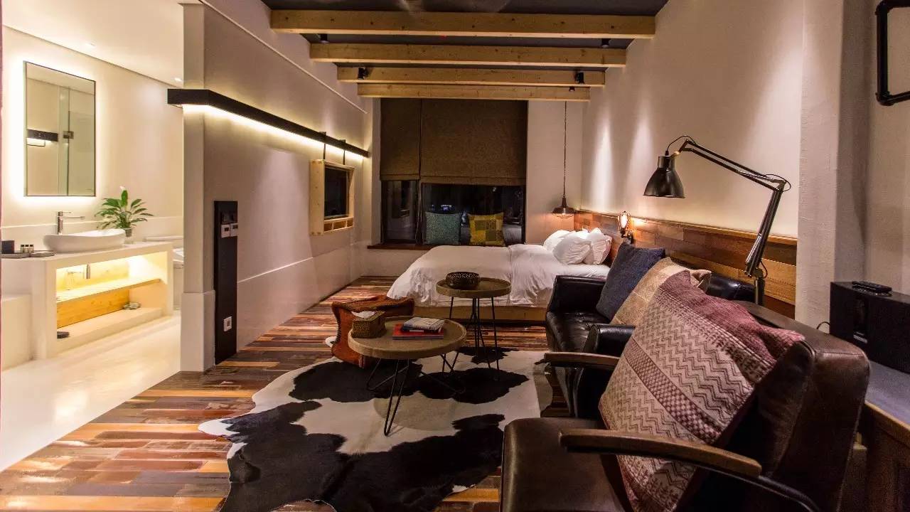 70后文艺大叔跑到这个“会吃福建人”的城市，用花砖、雪茄和伏特加，把废弃的修船厂变成最会撩妹的床