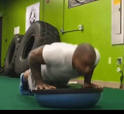 标准俯卧撑做10个都难该怎么提升,一个俯卧撑都做不了的女生