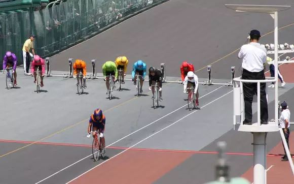 两轮摩托车比四轮的酷,两轮比四轮更浪漫