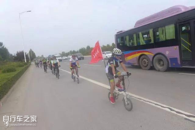 粉丝齐聚,欢畅骑行