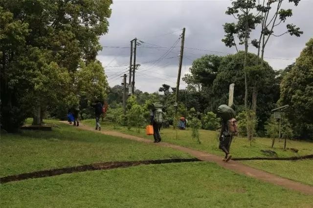 BLACKYAK牛人牛队｜登顶“非洲之巅”