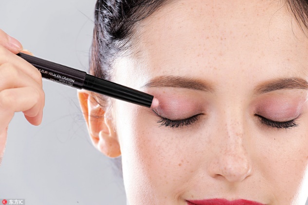 腮红颜色怎么选高颧骨,腮红正确选择什么肤色