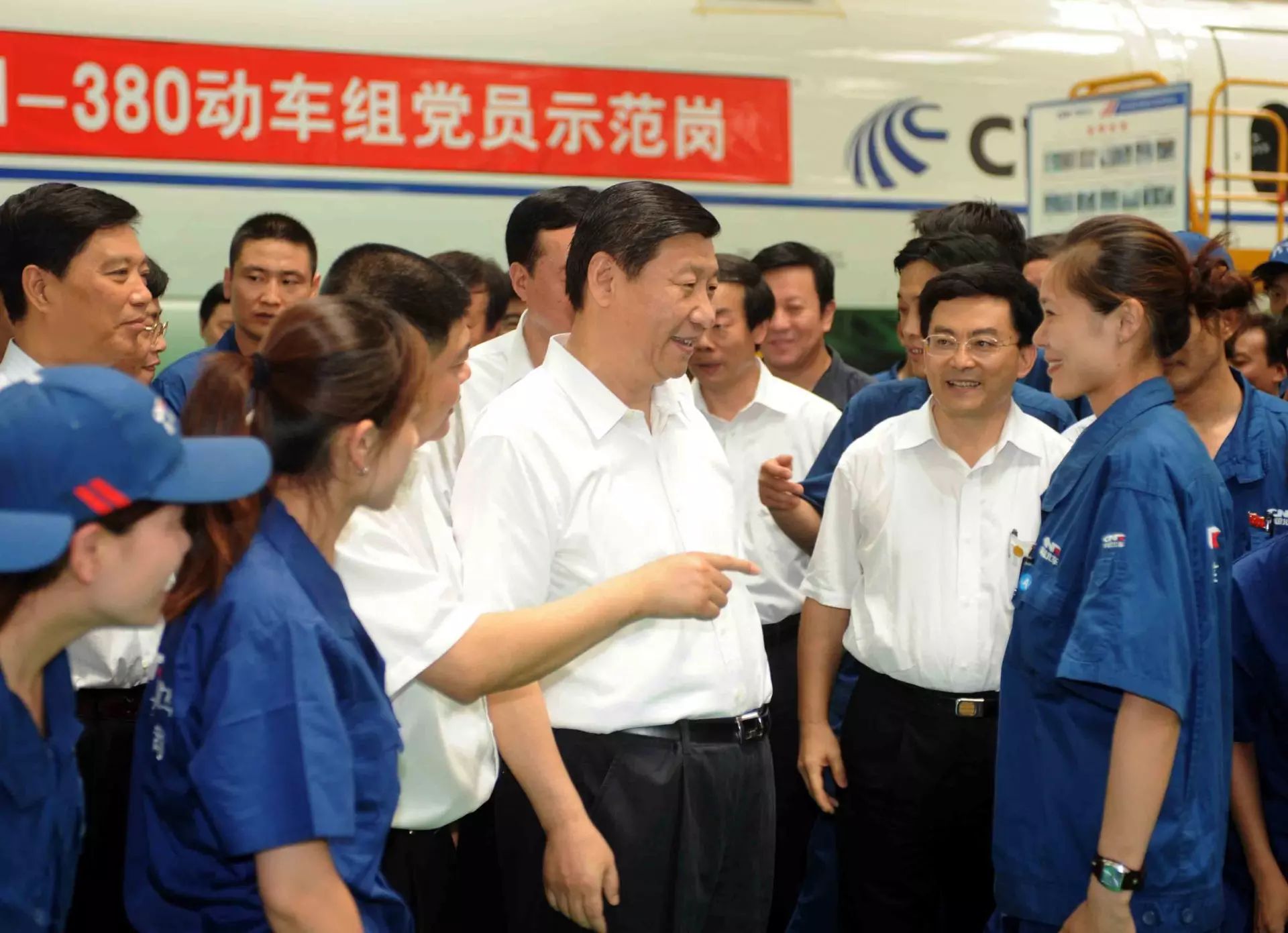 高铁女子接受央视采访,高铁女乘务员上央视开门大吉