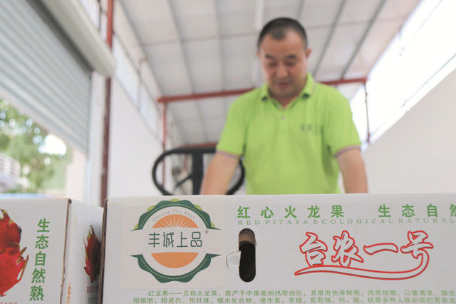 开车撞护栏、拜访农户被放狗咬、刷墙反被刷……如今融资3亿,成为麦田里的守望者