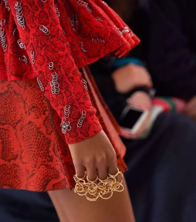 刘雯唐嫣同款小猪包,刘雯背的新款包是什么品牌