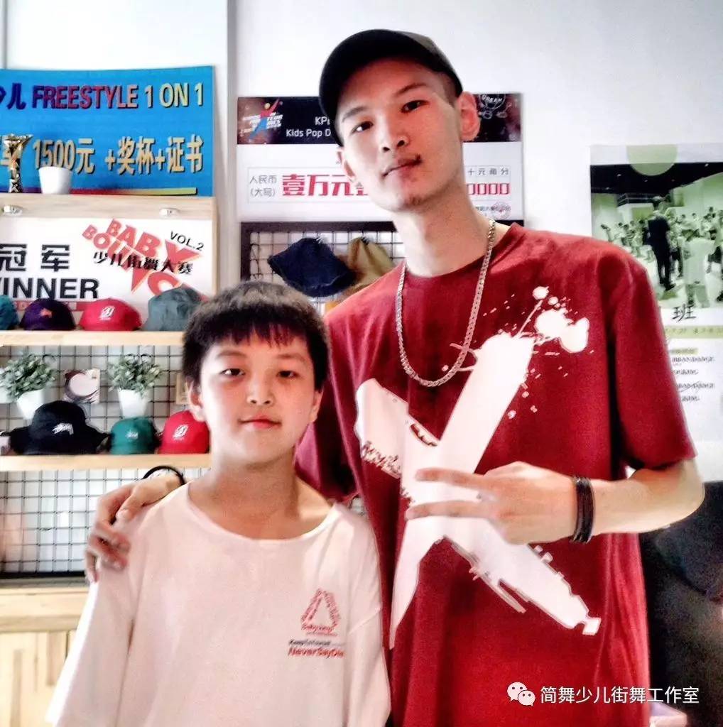 一步一步教我们小孩学街舞,怎么从小培养小孩子学习街舞