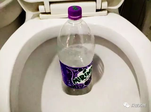 抽水马桶的冲水按钮按下去没反应,马桶水箱上有两个冲水按钮