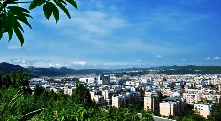 一座幸福感爆棚的滨江小城,一座山清水秀的幸福小城