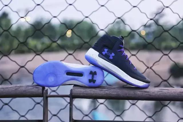 库里新赛季战靴曝光,库里总决赛鞋被踩掉