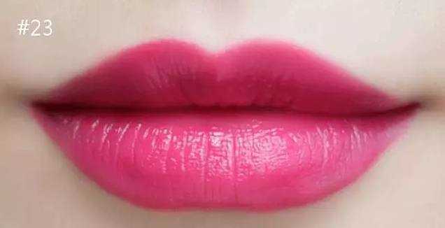 李一桐涂偏黑口红,李一桐唇纹