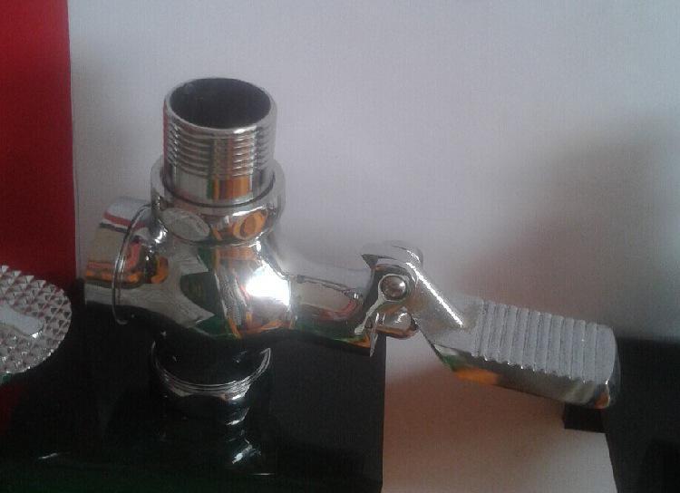 家里蹲便器手按水箱冲，老婆嫌它麻烦找人换成了这种，踩一脚完事