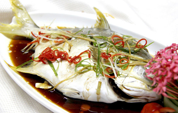 眼睛周围长一圈红色疙瘩红肿发烧,眼睛附近长了一片红疹子