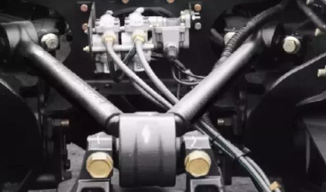 11L420马力发动机！卧铺宽850mm！解放J6P6×4牵引车详解