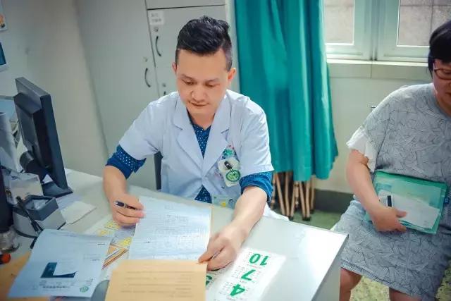 从医18年，经他手的危重疑难孕产妇何止上千？他是华西附二院“男神”教授姚强