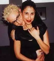 快速恶补“林肯公园”主唱的生平,好应对男朋友的悲伤