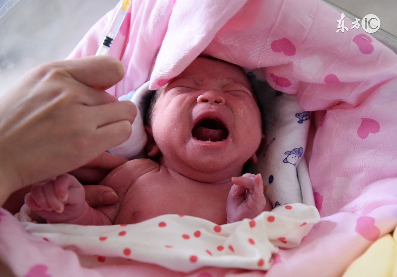 月子妈怀抱儿子肩背女儿住进医院，病友家属怒怼婆婆没良心